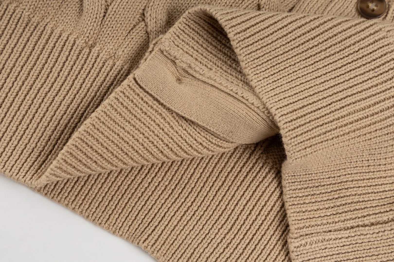 P230 #R93 RALPH LAUREN Ralph Lauren twelve colors classic small label embroidery logo seven-button knitted cable cardigan sweater women's top, high-density LOGO embroidery on the chest, original customization of tag accessories. Made of pure cotton yarn, pure cotton is skin-friendly and comfortable, small label war horse embroidered twist button cardigan sweater 🐎 high quality, follow the blogger to learn how to wear it! Let’s buy a Ralph Lauren cable sweater. It’s a super hard-to-find series after it became popular. It’s hard to find one on the official website. It’s simple and practical to wear, with a lazy and loose feel. The thickened fabric has more texture, feels soft and delicate, and has a loose fit. Whether worn alone or layered, you can wear different styles of fashion with just one piece!   Size: